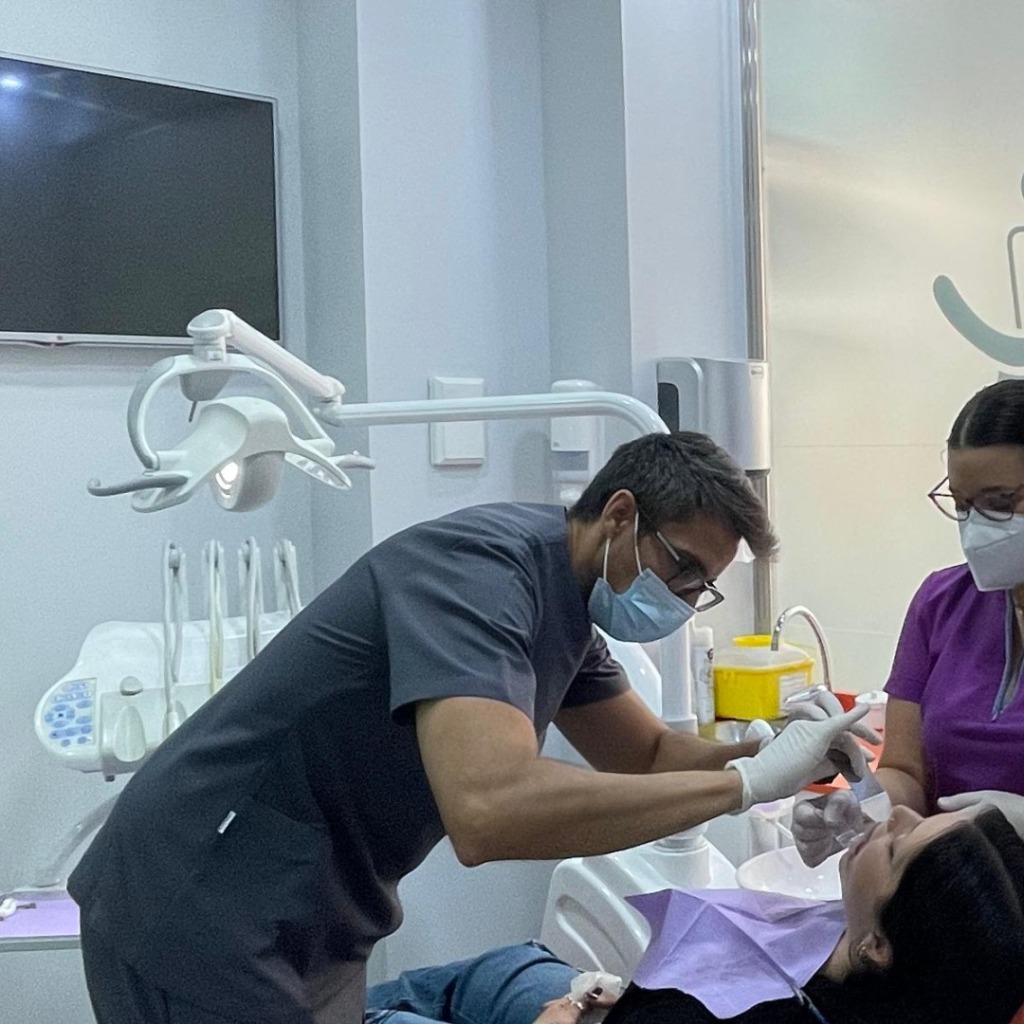 Gabinete dental moderno con profesionales