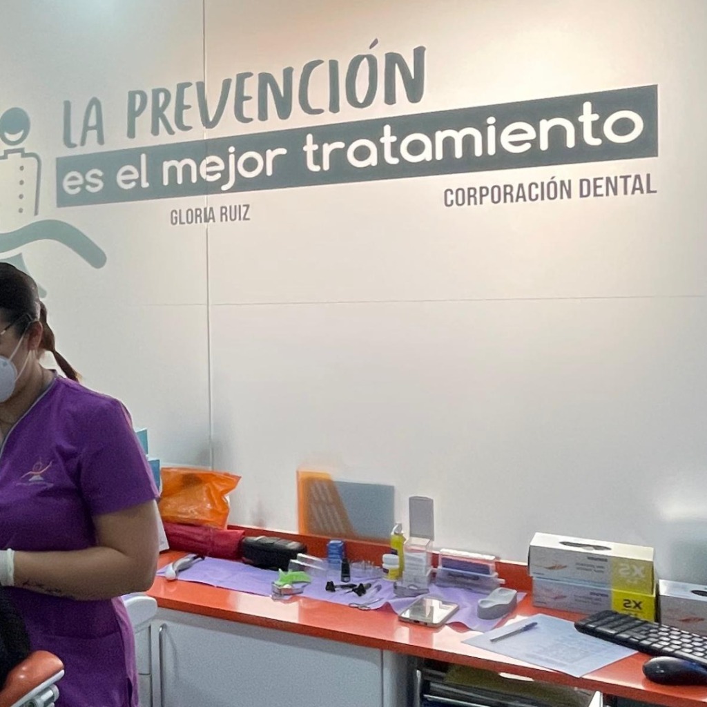 Sala de esterilización e higienista dental