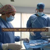 Equipo de cirujanos planificando tratamiento