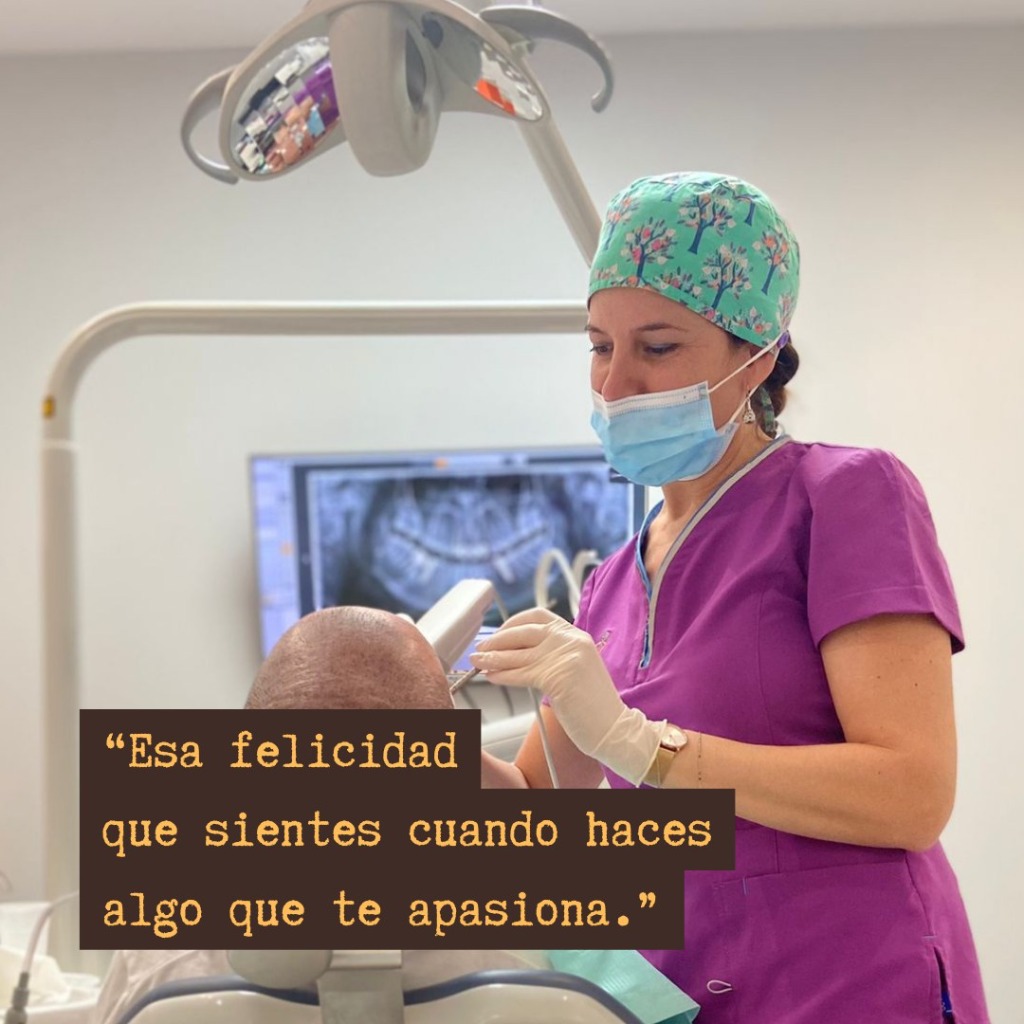 Odontóloga realizando revisión bucal