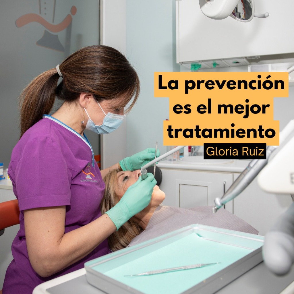 Doctora atendiendo a paciente - La prevención es el mejor tratamiento