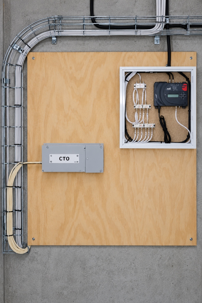 Instalación integral en panel técnico con CTO de fibra óptica y cuadro de distribución